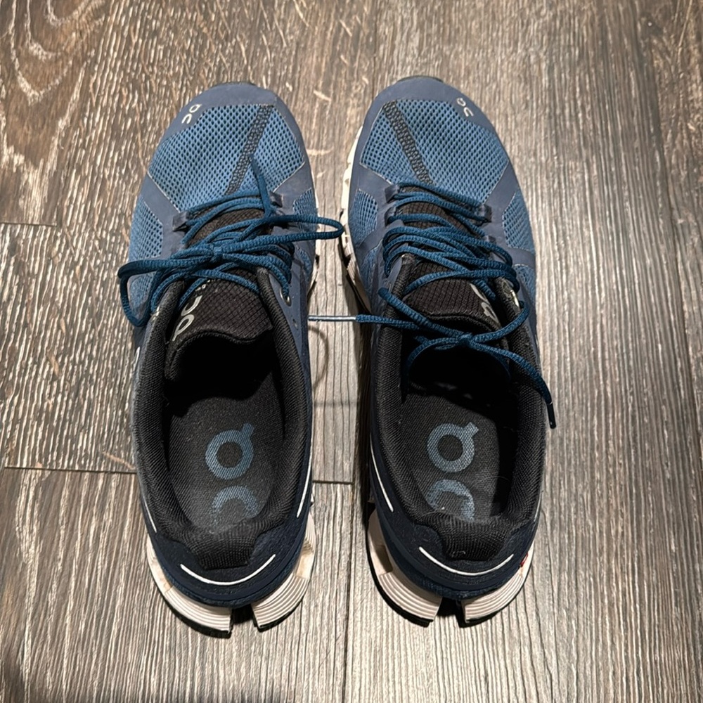 Men’s like new 8.5 ON running shoes